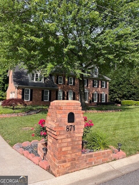 Building Photo - 871 Cedar Trce SW