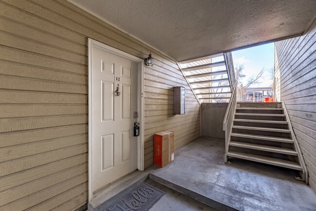 Building Photo - Updated Condo In Excellent Location!