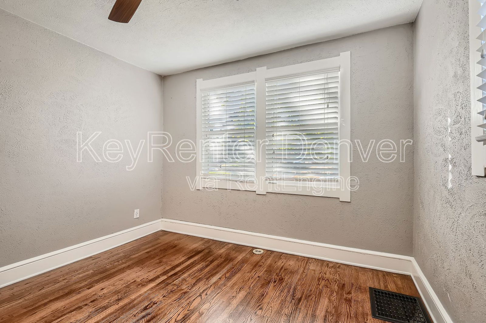 Building Photo - 1418 Roslyn St