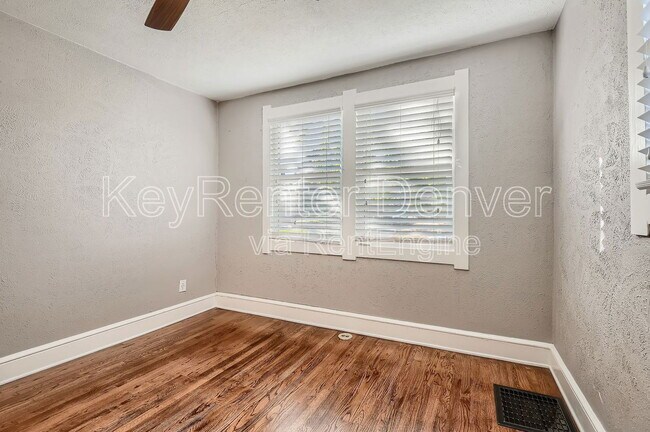 Building Photo - 1418 Roslyn St