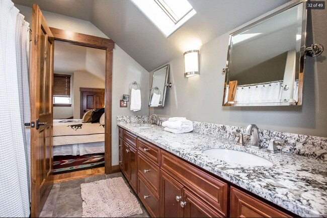 Building Photo - Beautiful Fully Furnished 4 Bed 3 Bath Home