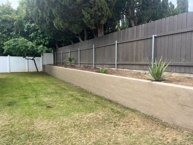 Building Photo - $2,975 4 BEDROOM 2 BATH + OFFICE/ DEN (RIV...