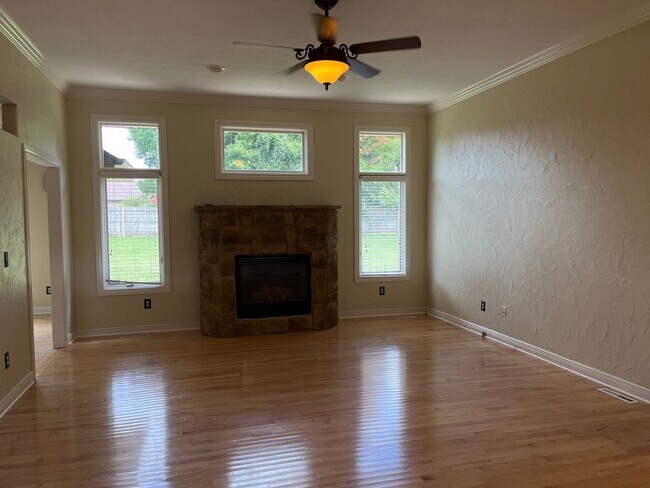 Building Photo - Very spacious 3 bed 2 bath 3 car garage!  ...