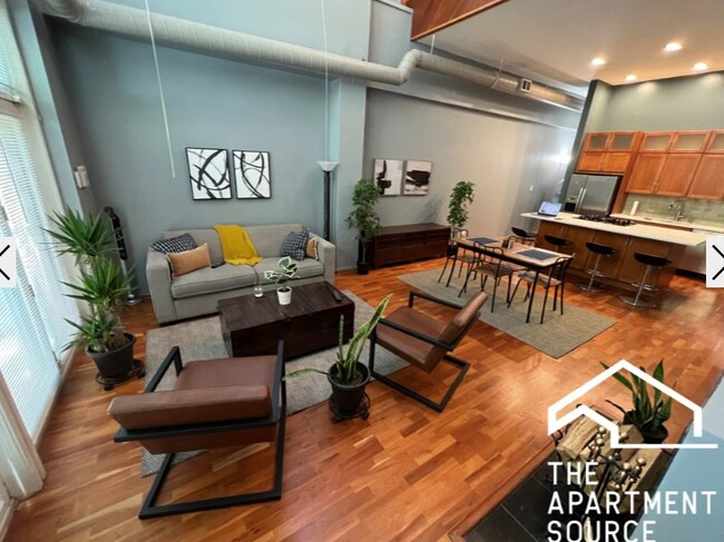 Building Photo - 1760 W Wrightwood Ave