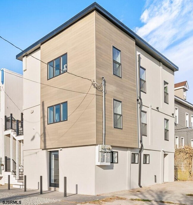 Primary Photo - 21 N Albany Ave