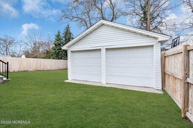 Building Photo - 1232 Pine Tree Way