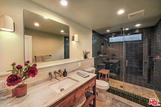 Building Photo - 2310 Laguna Cir Dr