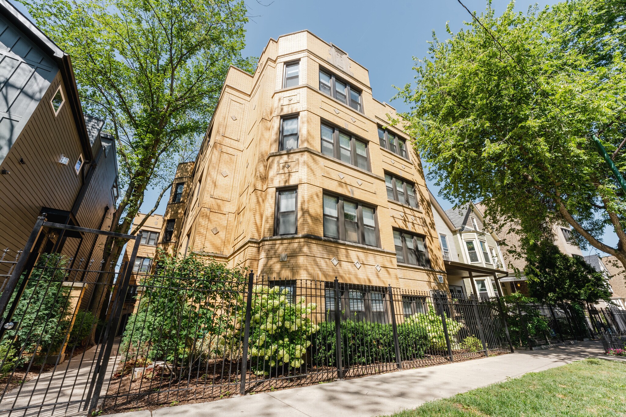 Building Photo - 2238 N Sawyer Ave