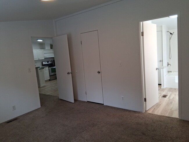 Building Photo - Peaceful Country Home