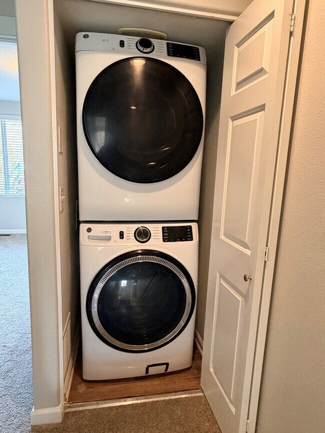 Building Photo - Beautiful Home in FABULOUS Location - Min ...