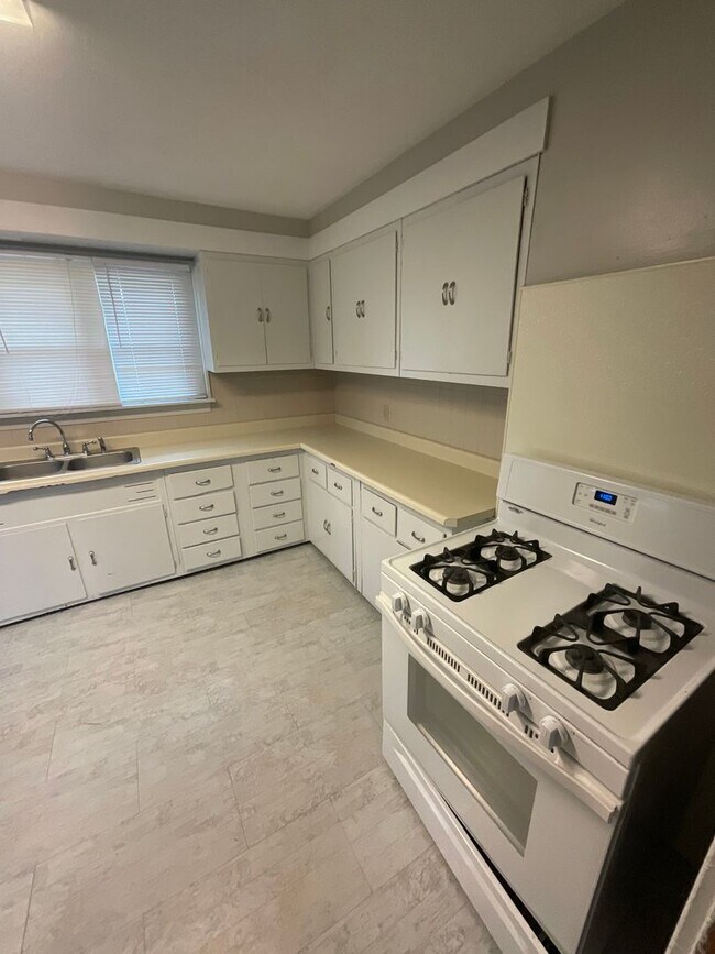 Building Photo - Charming 3 Bed 2 Bath Home! *2027*