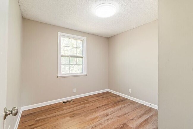 Building Photo - Charming 3-Bedroom 1.5 Bath Oasis in Bellevue