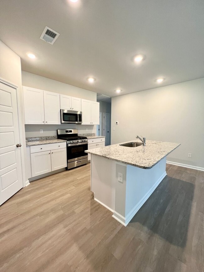 Building Photo - FOUR Bedrooms! SUPREME location! Move in r...