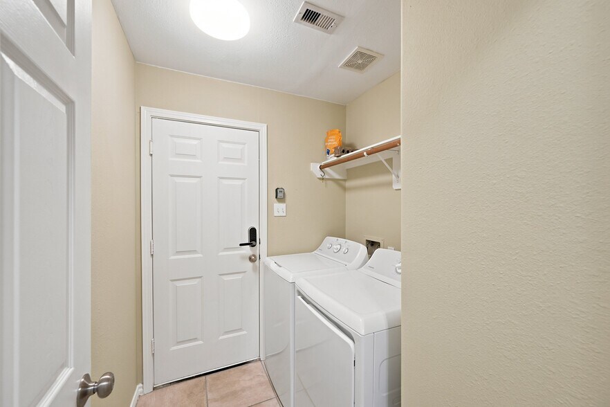 Building Photo - 3565 Dreyfus St