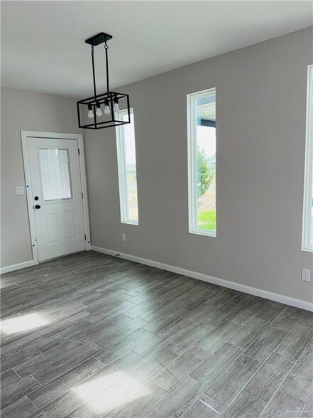 Building Photo - 701 N Onyx Ave