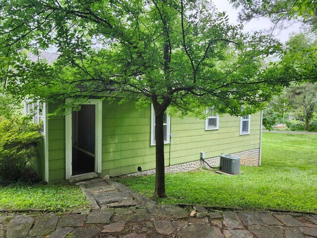 Building Photo - 2 Bedroom 1 Bath home near Stuart Heights ...
