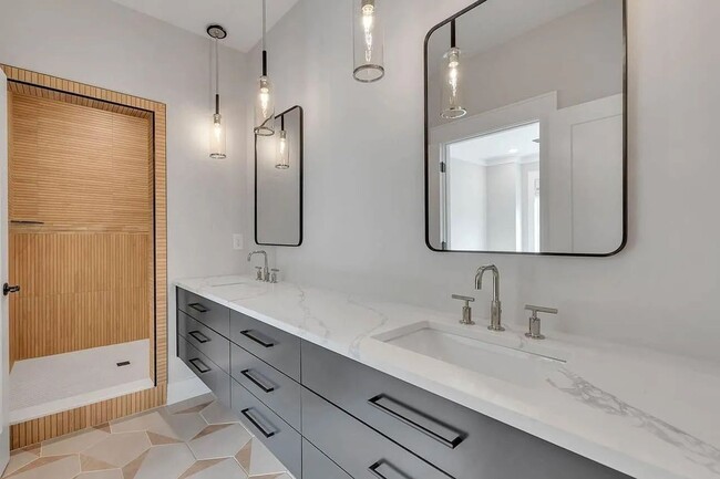 Building Photo - Beautiful 2BR/2BA top-floor end unit!