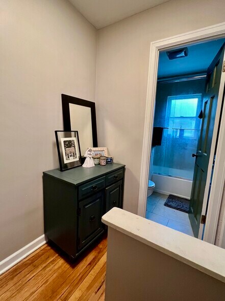 Upstairs landing area between bedrooms/bathroom - 1797 Northwest Blvd