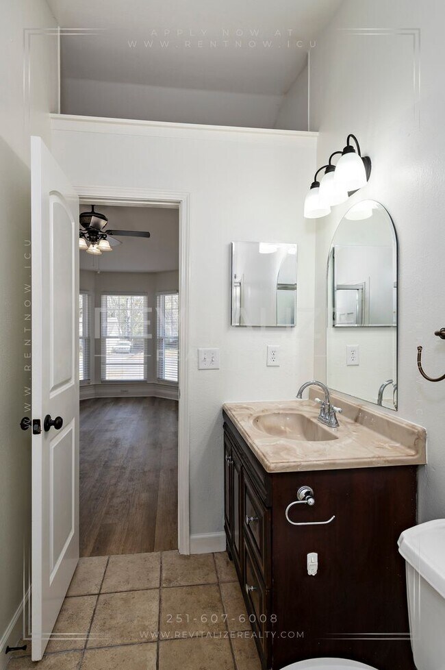 Building Photo - Beautifully Remodeled 4 Bed / 2 Bath Home near Airport Blvd