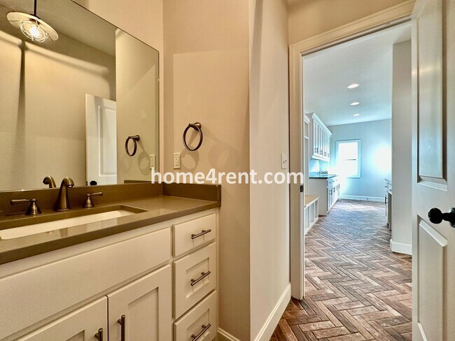 Building Photo - Exceptional Olathe Home in the Cedar Creek Subdivision w/ Wood Floors and a Finished Basment!