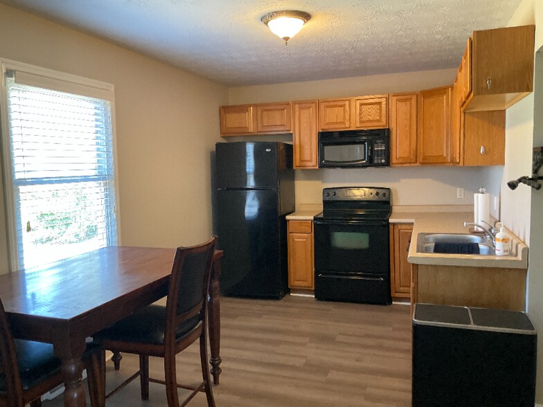 Building Photo - 220 Larchwood Dr