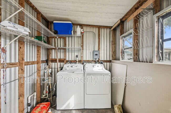 Building Photo - 201 Country Ln