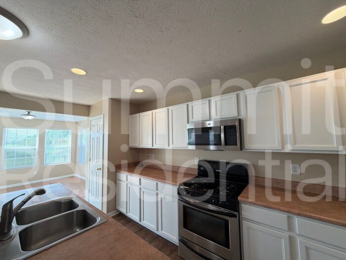 Building Photo - 8005 Harshaw Dr