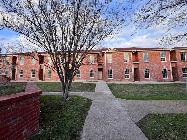 Building Photo - 1544 Bennett St