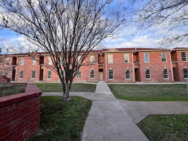 Building Photo - Townhome for lease Available 7/6/2026