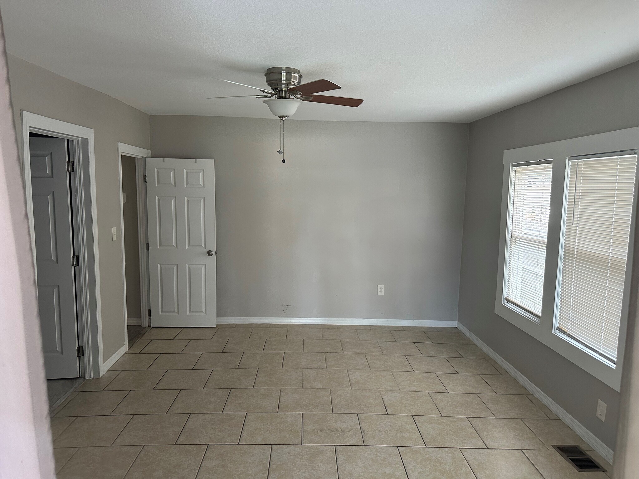 Master Bedroom - 2216 W Woodlawn Ave