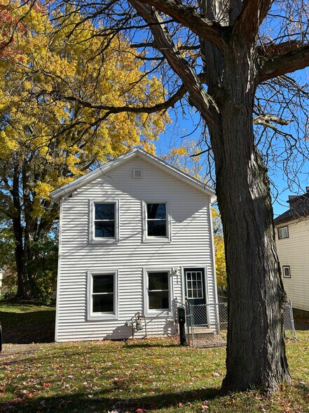 Building Photo - 215 W 1st St S