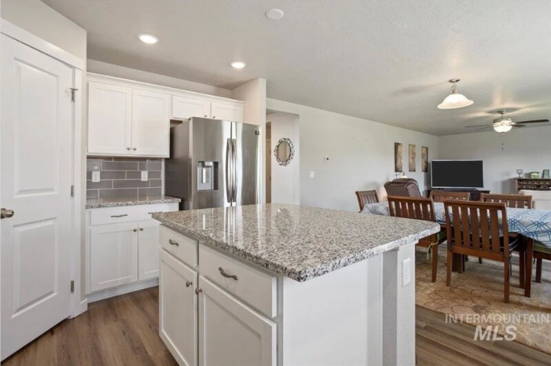 Building Photo - 765 SW Huebert St