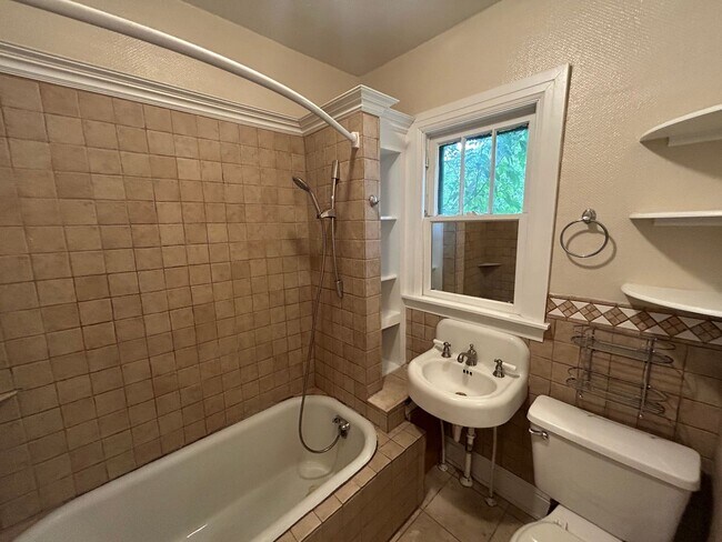 Building Photo - Charming 2 bedroom 1 bath home!