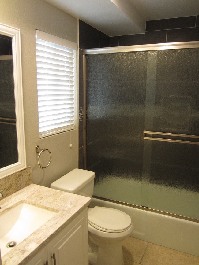 Bathroom & Shower - 306 Larsson St