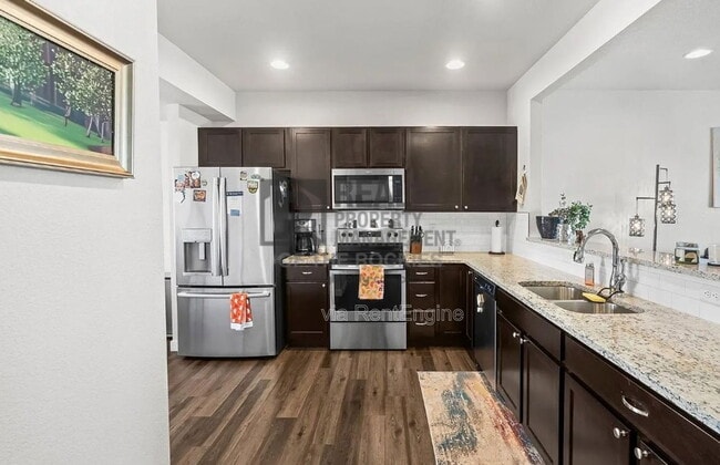 Building Photo - 218 E Chestnut St