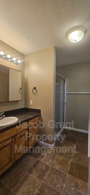 Building Photo - 3314 Woodside Dr