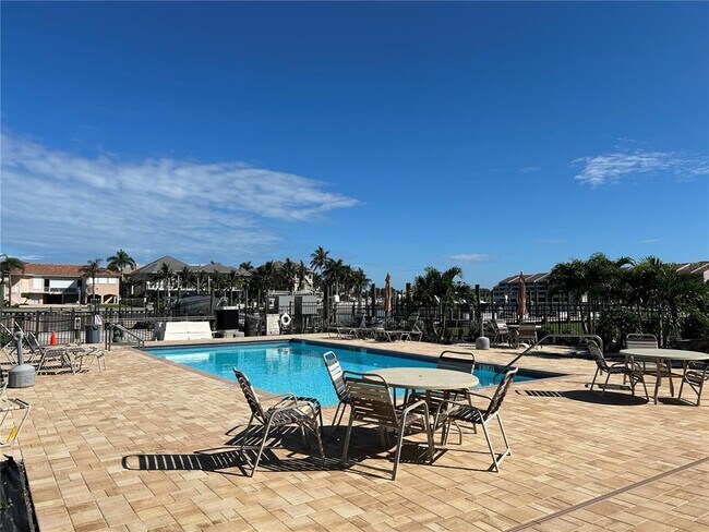Building Photo - 2775 Kipps Colony Dr S