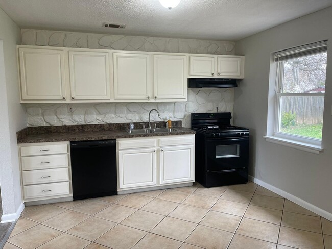 Building Photo - 1008 Sharon Dr