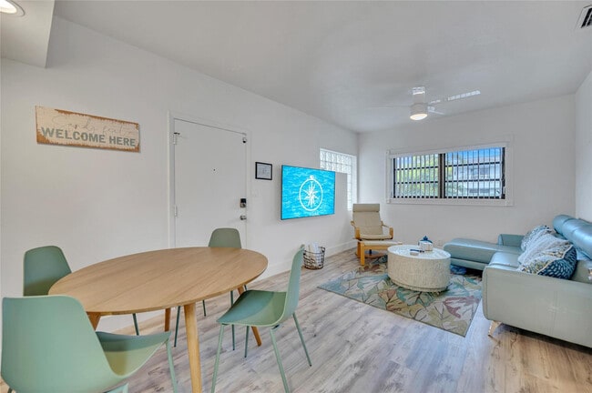 Building Photo - 2740 NE 15th St