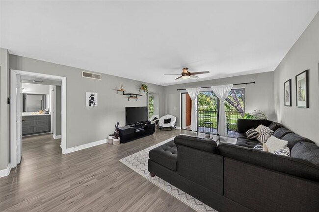 Building Photo - 412 Lakeview Dr