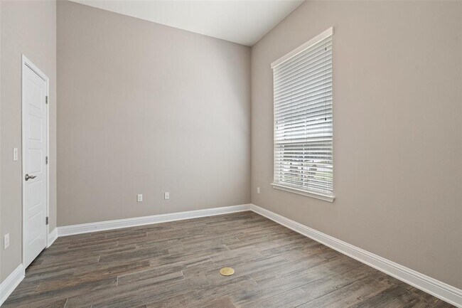 Building Photo - 5004 Mandevilla Dr