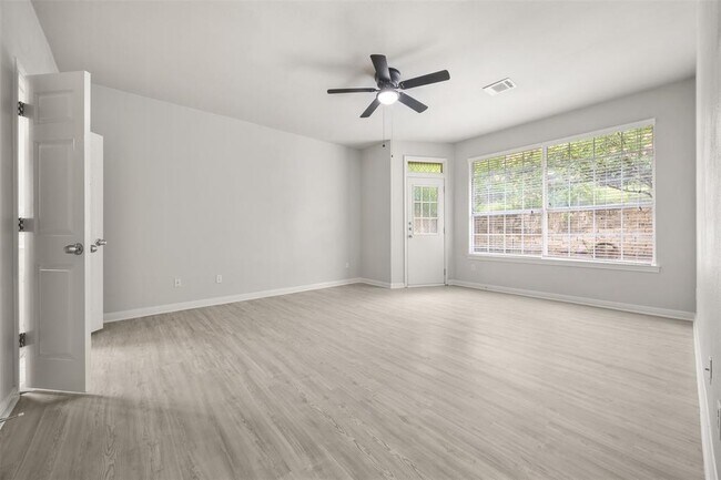 Building Photo - 1604 Lakeway Blvd