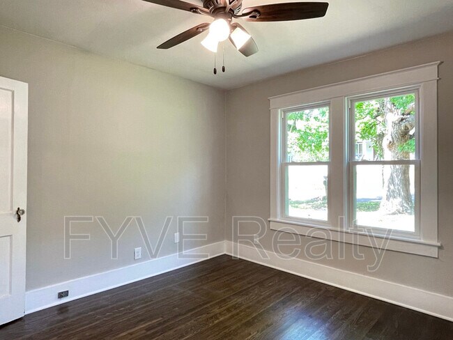 Building Photo - 1126 Sharpe Ave