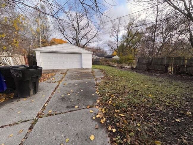 Building Photo - Stunning 3 Bedroom Brick Bungalow on Eastside of Detroit, Move in ready!