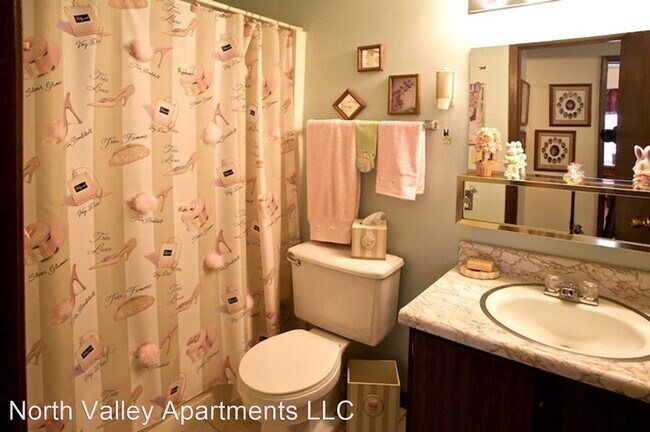 Building Photo - 1015-1070 Meadow Ln