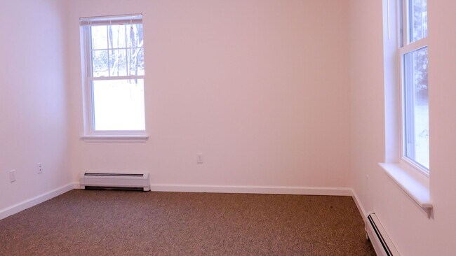 Building Photo - 2 bed, 1 bath apartment with washer and dryer included (85 Griffin Ln #202)