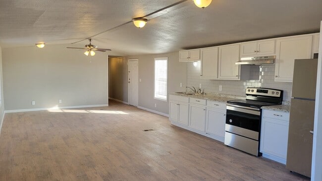 Building Photo - Totally Remodeled! 3/2