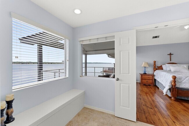 Building Photo - 1208 Lake View Dr