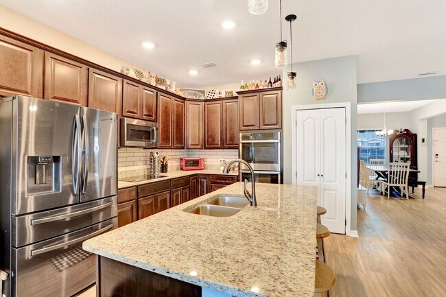 Building Photo - Gorgeous 4/3 in Newberry Corners