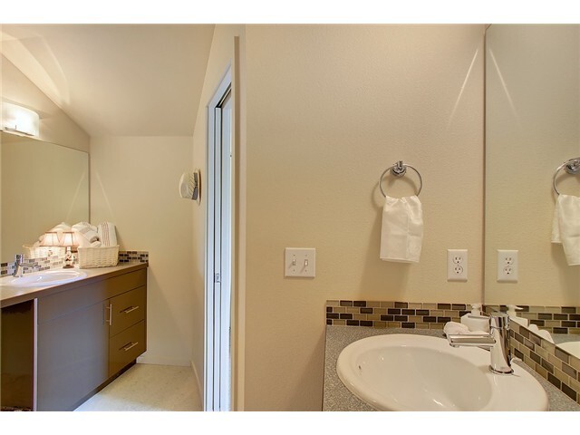 Building Photo - 3 bed/2.5 bath U-District Townhome